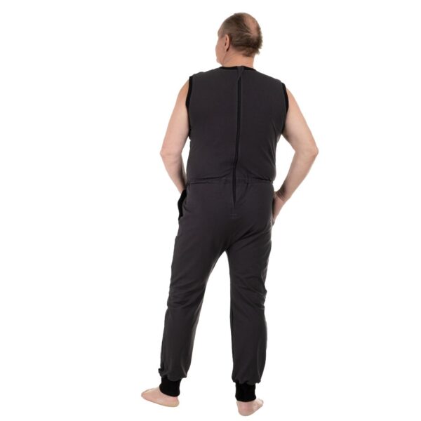 Pflegeoverall mit langen Beinen und praktischen Taschen